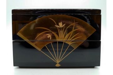 総本家濱田屋　輪島塗　漆器　木製　金蒔絵　平台付　扇面　松竹梅　格式高い雰囲気の二段重(菊、花、お重、重箱、黄袋付き、共箱付き)(R-079652)