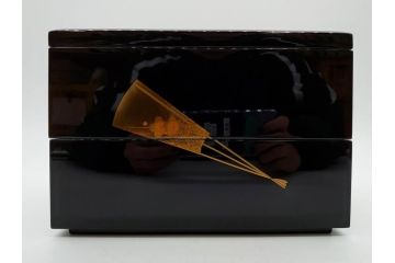総本家濱田屋　輪島塗　漆器　木製　金蒔絵　平台付　扇面　松竹梅　格式高い雰囲気の二段重(菊、花、お重、重箱、黄袋付き、共箱付き)(R-079652)