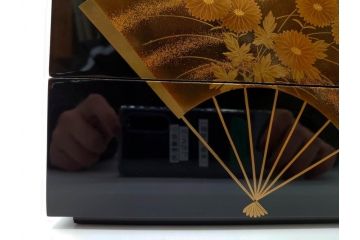 総本家濱田屋　輪島塗　漆器　木製　金蒔絵　平台付　扇面　松竹梅　格式高い雰囲気の二段重(菊、花、お重、重箱、黄袋付き、共箱付き)(R-079652)
