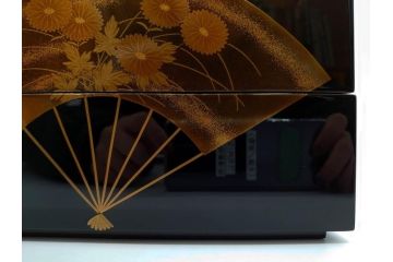 総本家濱田屋　輪島塗　漆器　木製　金蒔絵　平台付　扇面　松竹梅　格式高い雰囲気の二段重(菊、花、お重、重箱、黄袋付き、共箱付き)(R-079652)