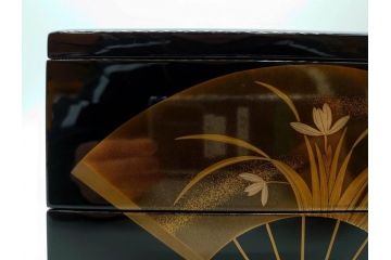 総本家濱田屋　輪島塗　漆器　木製　金蒔絵　平台付　扇面　松竹梅　格式高い雰囲気の二段重(菊、花、お重、重箱、黄袋付き、共箱付き)(R-079652)