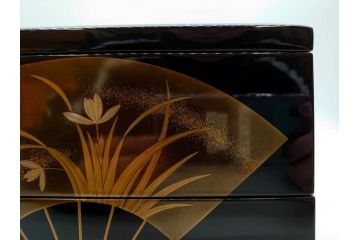 総本家濱田屋　輪島塗　漆器　木製　金蒔絵　平台付　扇面　松竹梅　格式高い雰囲気の二段重(菊、花、お重、重箱、黄袋付き、共箱付き)(R-079652)