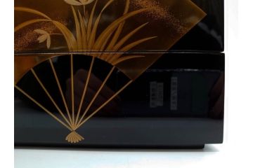 総本家濱田屋　輪島塗　漆器　木製　金蒔絵　平台付　扇面　松竹梅　格式高い雰囲気の二段重(菊、花、お重、重箱、黄袋付き、共箱付き)(R-079652)