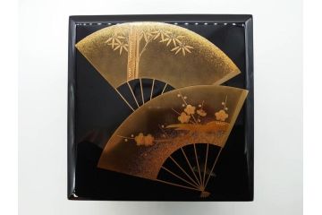 総本家濱田屋　輪島塗　漆器　木製　金蒔絵　平台付　扇面　松竹梅　格式高い雰囲気の二段重(菊、花、お重、重箱、黄袋付き、共箱付き)(R-079652)