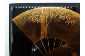 総本家濱田屋　輪島塗　漆器　木製　金蒔絵　平台付　扇面　松竹梅　格式高い雰囲気の二段重(菊、花、お重、重箱、黄袋付き、共箱付き)(R-079652)