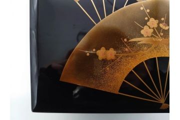 総本家濱田屋　輪島塗　漆器　木製　金蒔絵　平台付　扇面　松竹梅　格式高い雰囲気の二段重(菊、花、お重、重箱、黄袋付き、共箱付き)(R-079652)