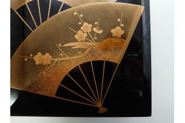 総本家濱田屋　輪島塗　漆器　木製　金蒔絵　平台付　扇面　松竹梅　格式高い雰囲気の二段重(菊、花、お重、重箱、黄袋付き、共箱付き)(R-079652)