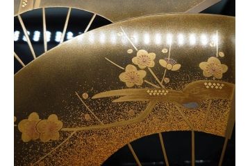 総本家濱田屋　輪島塗　漆器　木製　金蒔絵　平台付　扇面　松竹梅　格式高い雰囲気の二段重(菊、花、お重、重箱、黄袋付き、共箱付き)(R-079652)