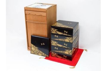 山元清巧堂造　輪島塗　布着本堅地　漆器　木製　沈金　蝶　緻密なデザインが見事な五段重(菊、花、ちょう、重箱、お重、和食器、漆器磨き付き、共箱付き)(R-079653)