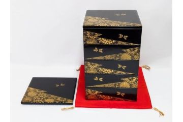 山元清巧堂造　輪島塗　布着本堅地　漆器　木製　沈金　蝶　緻密なデザインが見事な五段重(菊、花、ちょう、重箱、お重、和食器、漆器磨き付き、共箱付き)(R-079653)