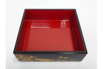 山元清巧堂造　輪島塗　布着本堅地　漆器　木製　沈金　蝶　緻密なデザインが見事な五段重(菊、花、ちょう、重箱、お重、和食器、漆器磨き付き、共箱付き)(R-079653)