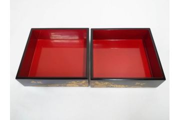 山元清巧堂造　輪島塗　布着本堅地　漆器　木製　沈金　蝶　緻密なデザインが見事な五段重(菊、花、ちょう、重箱、お重、和食器、漆器磨き付き、共箱付き)(R-079653)
