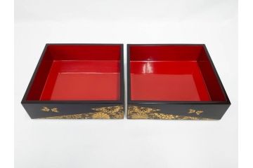 山元清巧堂造　輪島塗　布着本堅地　漆器　木製　沈金　蝶　緻密なデザインが見事な五段重(菊、花、ちょう、重箱、お重、和食器、漆器磨き付き、共箱付き)(R-079653)
