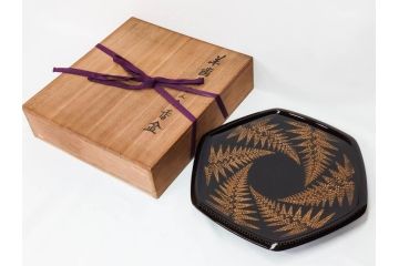 漆芸家 音丸香　蒟醤塗　漆器　木製　繊細な金彩のデザインが美しい羊歯文きんま香盆(シダ、植物、茶道、香道具、六角、お盆、トレイ、トレー、黄袋付き、共箱付き)(R-079654)