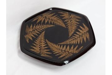 漆芸家 音丸香　蒟醤塗　漆器　木製　繊細な金彩のデザインが美しい羊歯文きんま香盆(シダ、植物、茶道、香道具、六角、お盆、トレイ、トレー、黄袋付き、共箱付き)(R-079654)