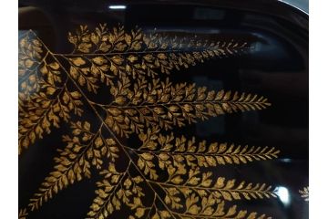 漆芸家 音丸香　蒟醤塗　漆器　木製　繊細な金彩のデザインが美しい羊歯文きんま香盆(シダ、植物、茶道、香道具、六角、お盆、トレイ、トレー、黄袋付き、共箱付き)(R-079654)