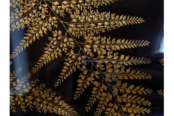 漆芸家 音丸香　蒟醤塗　漆器　木製　繊細な金彩のデザインが美しい羊歯文きんま香盆(シダ、植物、茶道、香道具、六角、お盆、トレイ、トレー、黄袋付き、共箱付き)(R-079654)