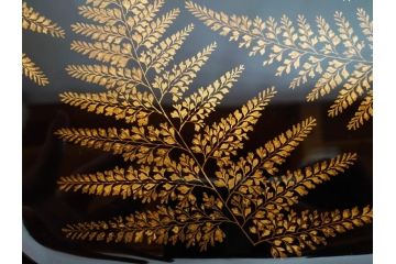 漆芸家 音丸香　蒟醤塗　漆器　木製　繊細な金彩のデザインが美しい羊歯文きんま香盆(シダ、植物、茶道、香道具、六角、お盆、トレイ、トレー、黄袋付き、共箱付き)(R-079654)