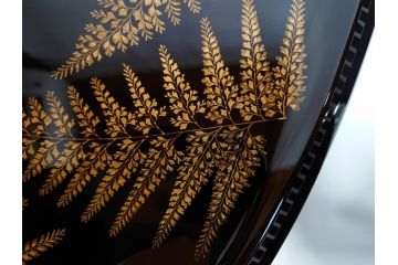 漆芸家 音丸香　蒟醤塗　漆器　木製　繊細な金彩のデザインが美しい羊歯文きんま香盆(シダ、植物、茶道、香道具、六角、お盆、トレイ、トレー、黄袋付き、共箱付き)(R-079654)