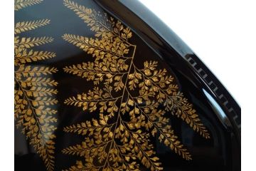 漆芸家 音丸香　蒟醤塗　漆器　木製　繊細な金彩のデザインが美しい羊歯文きんま香盆(シダ、植物、茶道、香道具、六角、お盆、トレイ、トレー、黄袋付き、共箱付き)(R-079654)