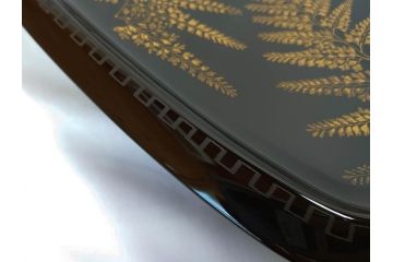 漆芸家 音丸香　蒟醤塗　漆器　木製　繊細な金彩のデザインが美しい羊歯文きんま香盆(シダ、植物、茶道、香道具、六角、お盆、トレイ、トレー、黄袋付き、共箱付き)(R-079654)