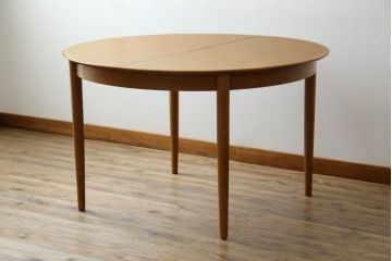 北欧ビンテージ　オーク材　シンプルなデザインが取り入れやすい丸テーブル(ラウンドテーブル、円卓、4人掛け、4P、食卓、ダイニングテーブル、ヴィンテージ)(R-079663)