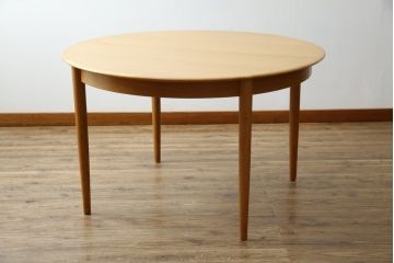 北欧ビンテージ　オーク材　シンプルなデザインが取り入れやすい丸テーブル(ラウンドテーブル、円卓、4人掛け、4P、食卓、ダイニングテーブル、ヴィンテージ)(R-079663)