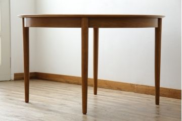 北欧ビンテージ　オーク材　シンプルなデザインが取り入れやすい丸テーブル(ラウンドテーブル、円卓、4人掛け、4P、食卓、ダイニングテーブル、ヴィンテージ)(R-079663)