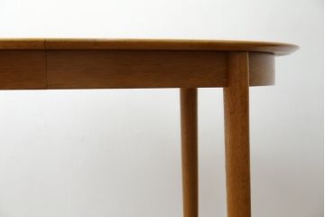 北欧ビンテージ　オーク材　シンプルなデザインが取り入れやすい丸テーブル(ラウンドテーブル、円卓、4人掛け、4P、食卓、ダイニングテーブル、ヴィンテージ)(R-079663)