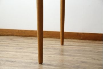北欧ビンテージ　オーク材　シンプルなデザインが取り入れやすい丸テーブル(ラウンドテーブル、円卓、4人掛け、4P、食卓、ダイニングテーブル、ヴィンテージ)(R-079663)