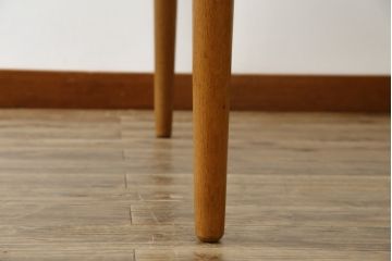 北欧ビンテージ　オーク材　シンプルなデザインが取り入れやすい丸テーブル(ラウンドテーブル、円卓、4人掛け、4P、食卓、ダイニングテーブル、ヴィンテージ)(R-079663)