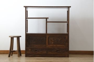 中古　美品　伝統工芸・軽井沢彫り　桜の彫り装飾を存分に楽しめるおすすめの飾り棚(茶棚、違い棚、収納棚、戸棚、引き出し)(R-079665)