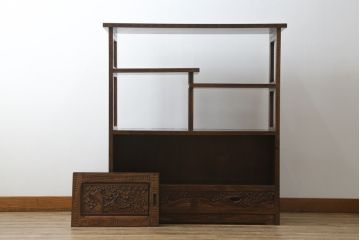 中古　美品　伝統工芸・軽井沢彫り　桜の彫り装飾を存分に楽しめるおすすめの飾り棚(茶棚、違い棚、収納棚、戸棚、引き出し)(R-079665)