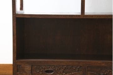 中古　美品　伝統工芸・軽井沢彫り　桜の彫り装飾を存分に楽しめるおすすめの飾り棚(茶棚、違い棚、収納棚、戸棚、引き出し)(R-079665)