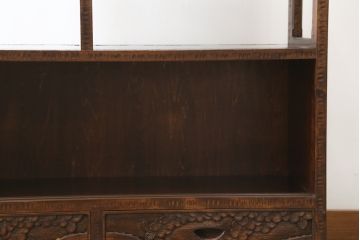 中古　美品　伝統工芸・軽井沢彫り　桜の彫り装飾を存分に楽しめるおすすめの飾り棚(茶棚、違い棚、収納棚、戸棚、引き出し)(R-079665)
