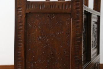中古　美品　伝統工芸・軽井沢彫り　桜の彫り装飾を存分に楽しめるおすすめの飾り棚(茶棚、違い棚、収納棚、戸棚、引き出し)(R-079665)