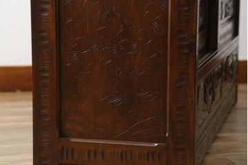 中古　美品　伝統工芸・軽井沢彫り　桜の彫り装飾を存分に楽しめるおすすめの飾り棚(茶棚、違い棚、収納棚、戸棚、引き出し)(R-079665)