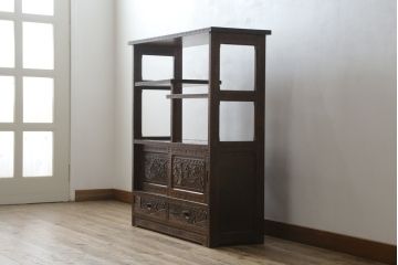 中古　美品　伝統工芸・軽井沢彫り　桜の彫り装飾を存分に楽しめるおすすめの飾り棚(茶棚、違い棚、収納棚、戸棚、引き出し)(R-079665)