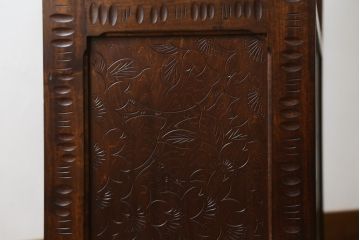 中古　美品　伝統工芸・軽井沢彫り　桜の彫り装飾を存分に楽しめるおすすめの飾り棚(茶棚、違い棚、収納棚、戸棚、引き出し)(R-079665)