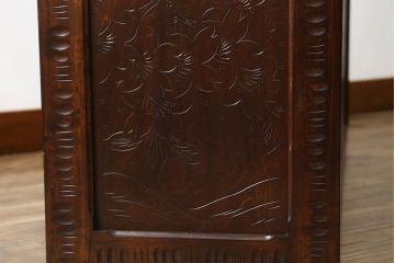 中古　美品　伝統工芸・軽井沢彫り　桜の彫り装飾を存分に楽しめるおすすめの飾り棚(茶棚、違い棚、収納棚、戸棚、引き出し)(R-079665)