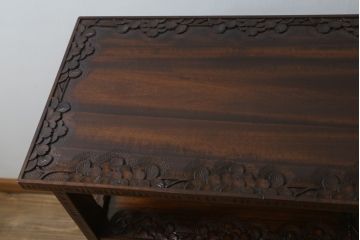 中古　美品　伝統工芸・軽井沢彫り　桜の彫り装飾を存分に楽しめるおすすめの飾り棚(茶棚、違い棚、収納棚、戸棚、引き出し)(R-079665)