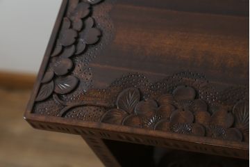 中古　美品　伝統工芸・軽井沢彫り　桜の彫り装飾を存分に楽しめるおすすめの飾り棚(茶棚、違い棚、収納棚、戸棚、引き出し)(R-079665)
