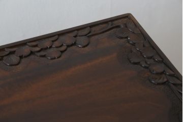 中古　美品　伝統工芸・軽井沢彫り　桜の彫り装飾を存分に楽しめるおすすめの飾り棚(茶棚、違い棚、収納棚、戸棚、引き出し)(R-079665)
