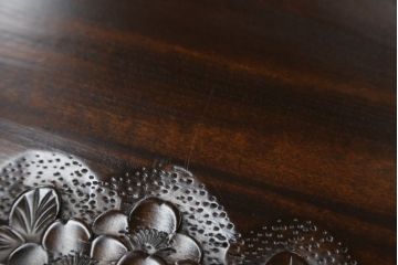 中古　美品　伝統工芸・軽井沢彫り　桜の彫り装飾を存分に楽しめるおすすめの飾り棚(茶棚、違い棚、収納棚、戸棚、引き出し)(R-079665)