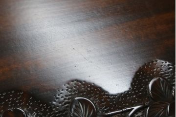 中古　美品　伝統工芸・軽井沢彫り　桜の彫り装飾を存分に楽しめるおすすめの飾り棚(茶棚、違い棚、収納棚、戸棚、引き出し)(R-079665)