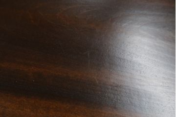 中古　美品　伝統工芸・軽井沢彫り　桜の彫り装飾を存分に楽しめるおすすめの飾り棚(茶棚、違い棚、収納棚、戸棚、引き出し)(R-079665)