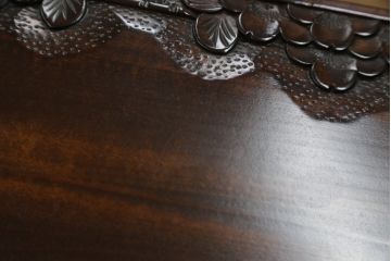 中古　美品　伝統工芸・軽井沢彫り　桜の彫り装飾を存分に楽しめるおすすめの飾り棚(茶棚、違い棚、収納棚、戸棚、引き出し)(R-079665)