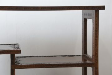 中古　美品　伝統工芸・軽井沢彫り　桜の彫り装飾を存分に楽しめるおすすめの飾り棚(茶棚、違い棚、収納棚、戸棚、引き出し)(R-079665)