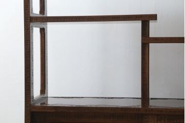 中古　美品　伝統工芸・軽井沢彫り　桜の彫り装飾を存分に楽しめるおすすめの飾り棚(茶棚、違い棚、収納棚、戸棚、引き出し)(R-079665)
