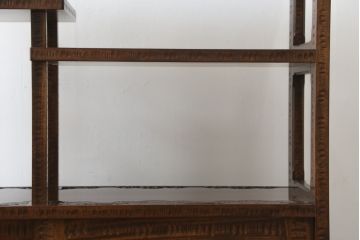中古　美品　伝統工芸・軽井沢彫り　桜の彫り装飾を存分に楽しめるおすすめの飾り棚(茶棚、違い棚、収納棚、戸棚、引き出し)(R-079665)